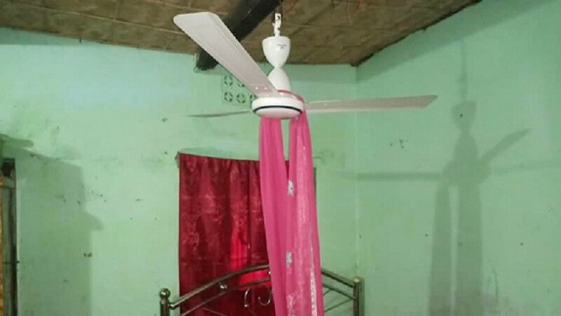 স্মার্টফোন কিনে দিতে ব্যর্থ দিনমজুর বাবা, অভিমানে স্কুলছাত্রীর আত্মহত্যা