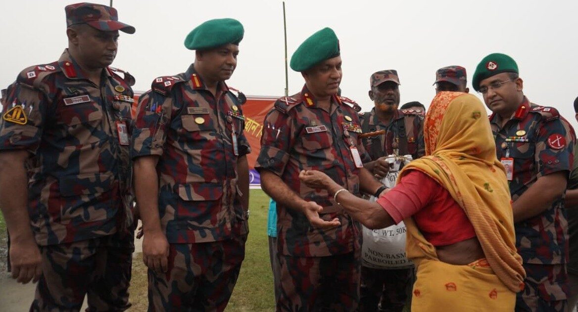 বিওপি নদীগর্ভে বিলীন: কুষ্টিয়ার উদয়পুরে পদ্মার ভাঙন, গৃহহীনদের পাশে বিজিবি