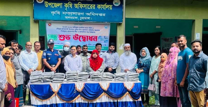 আলমডাঙ্গায় কৃষকদের মাঝে মাষকলাইয়ের বীজ ও সার বিতরণ