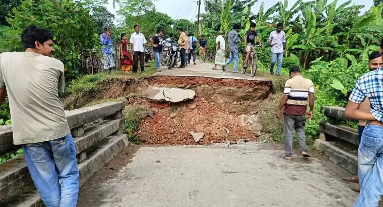 চুয়াডাঙ্গার জীবননগরের উপজেলার ভৈরব নদের প্রবল স্রোতে পর পর ২ টি ব্রিজ ভেঙ্গে যাওয়ার হাজারো মানুষ ঘরবন্দী